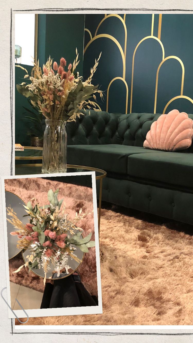 Collage estilo editorial con flores secas y sofá tufted verde — mood board Om Estética